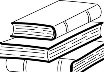 otwarta książka, na niej leży lupa